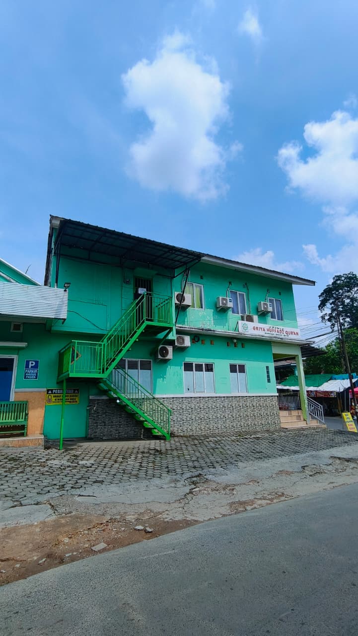 Bangunan Griya Huffazh Qur'an tampak depan — masih sederhana namun penuh semangat