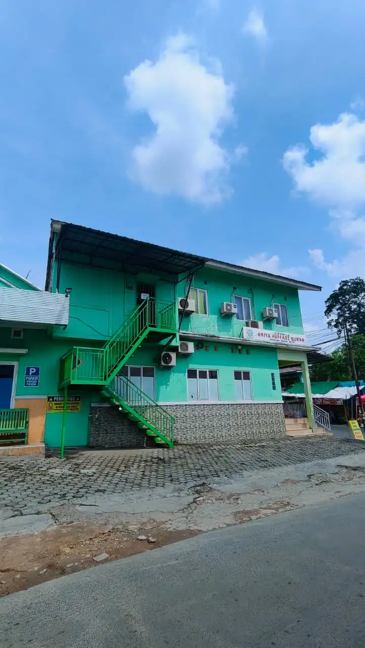 Bangunan Griya Huffazh Qur'an tampak depan — masih sederhana namun penuh semangat