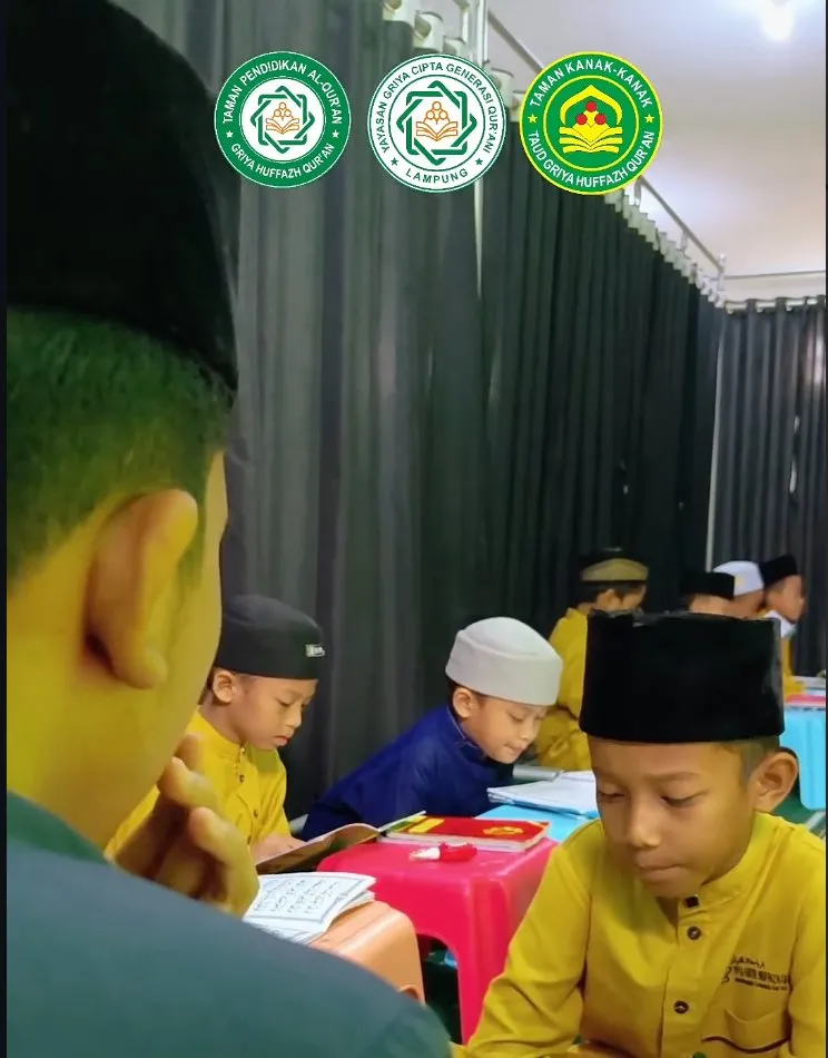 Anak-anak sedang belajar menghafal Al-Qur'an di Griya Huffazh