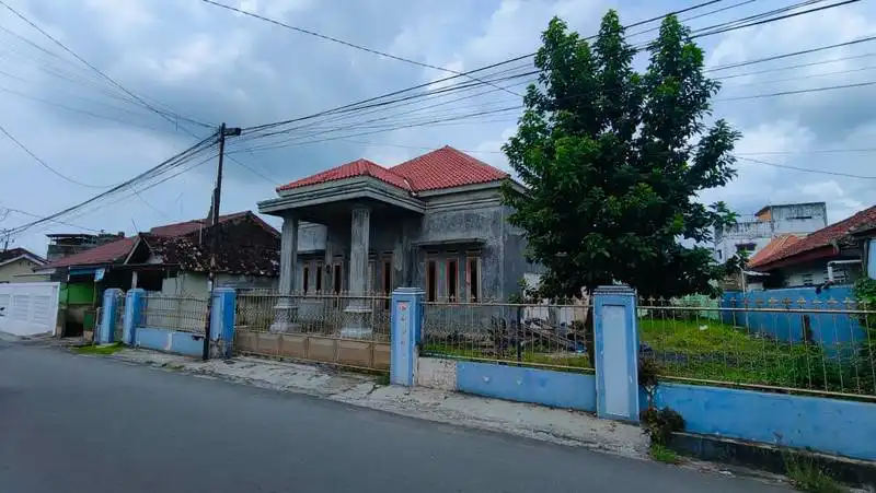 Tampak depan gedung yang akan dibebaskan