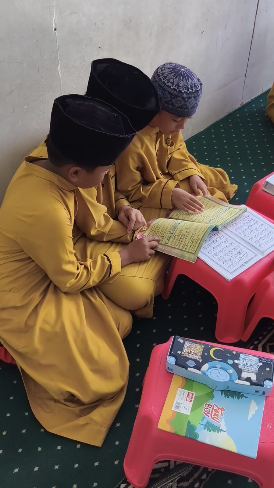 Dua santri GHQ duduk berdampingan membaca Al-Quran