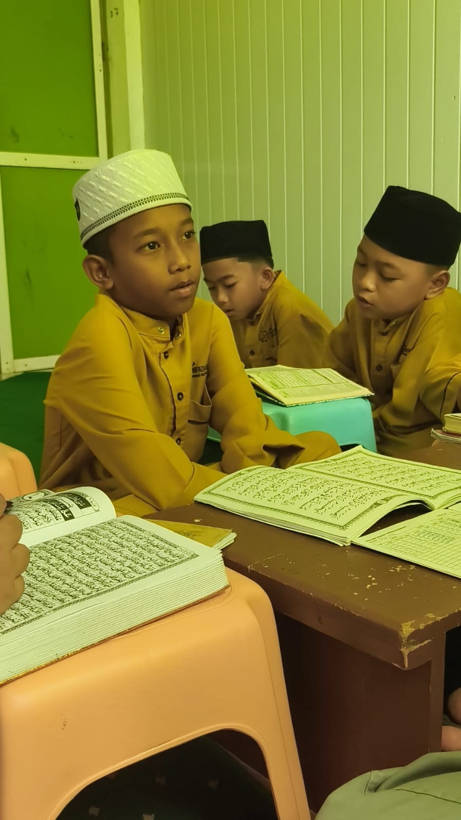 Santri GHQ menatap kamera dengan penuh semangat belajar