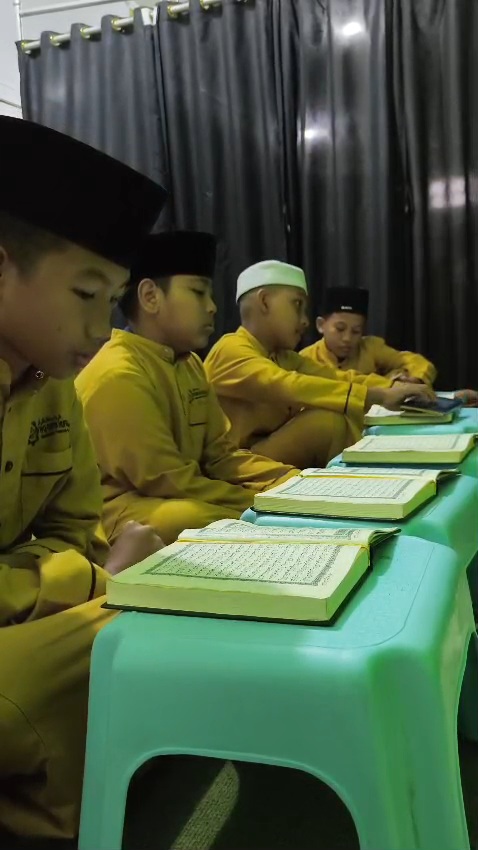 Barisan santri GHQ membaca Al-Quran dengan khusyuk